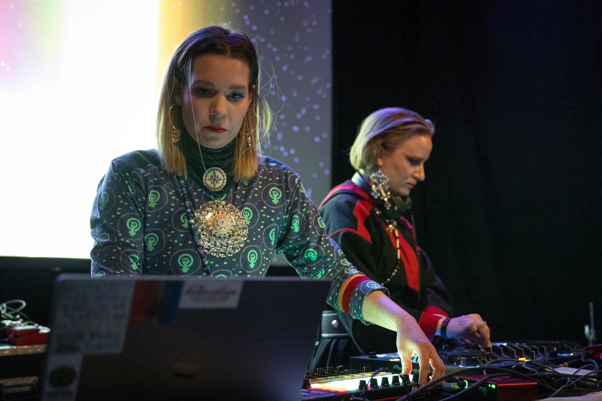 Det samiske kunstnerkollektiv Article 3 og dj’s Alice Jektevik og Petra Laiti med parolen »Urfolk har ret til selvbestemmelse på dansegulvet.«  © Nima Taheri