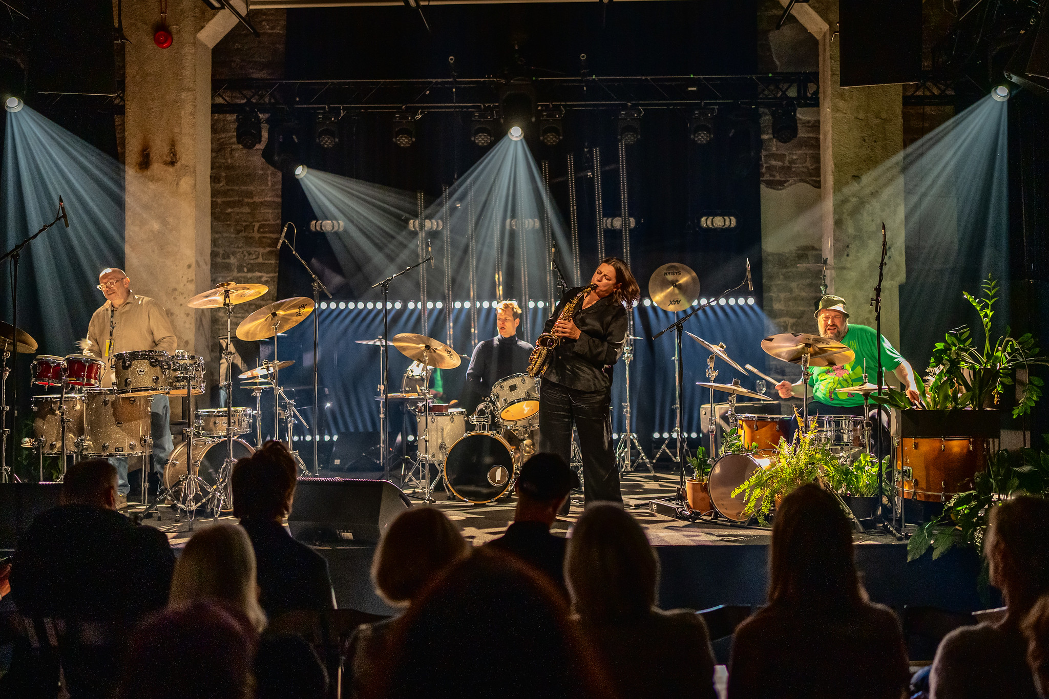 Three drummers: Danish Kresten Osgood, German Christian Lillinger and Lithuanian Arkady Gotesman with Estonian-Danish saxophone player Maria Faust. © Teet Raik, Ratestuudio