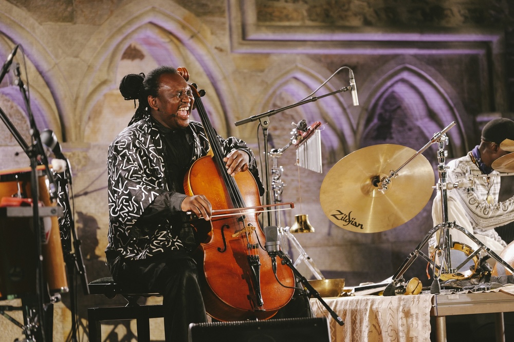 Den sydafrikanske cellist og sanger Abel Selaocoe og hans Bantu Ensemble lød lige så meget af Johannesburg som af barok. © Miriam Levi / Festspillene i Bergen
