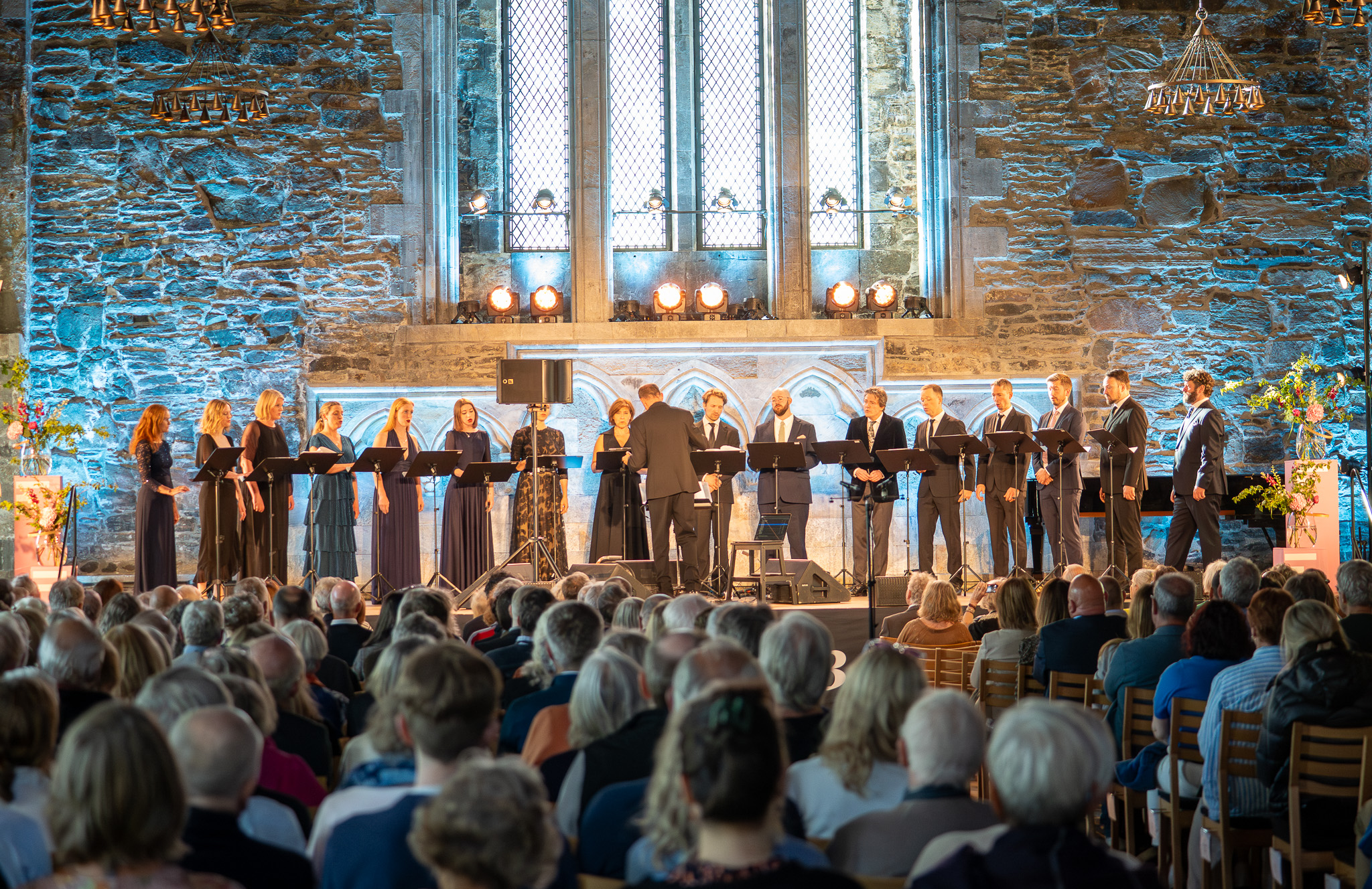 In Håkonshallen, Kirsten Flagstad’s (1895–1962) voice once again floated through the space – retrieved from old recordings and surrounded by 16 living voices from the Edvard Grieg Vocal Ensemble and Valen Vocal Ensemble. © Helene Myksvoll