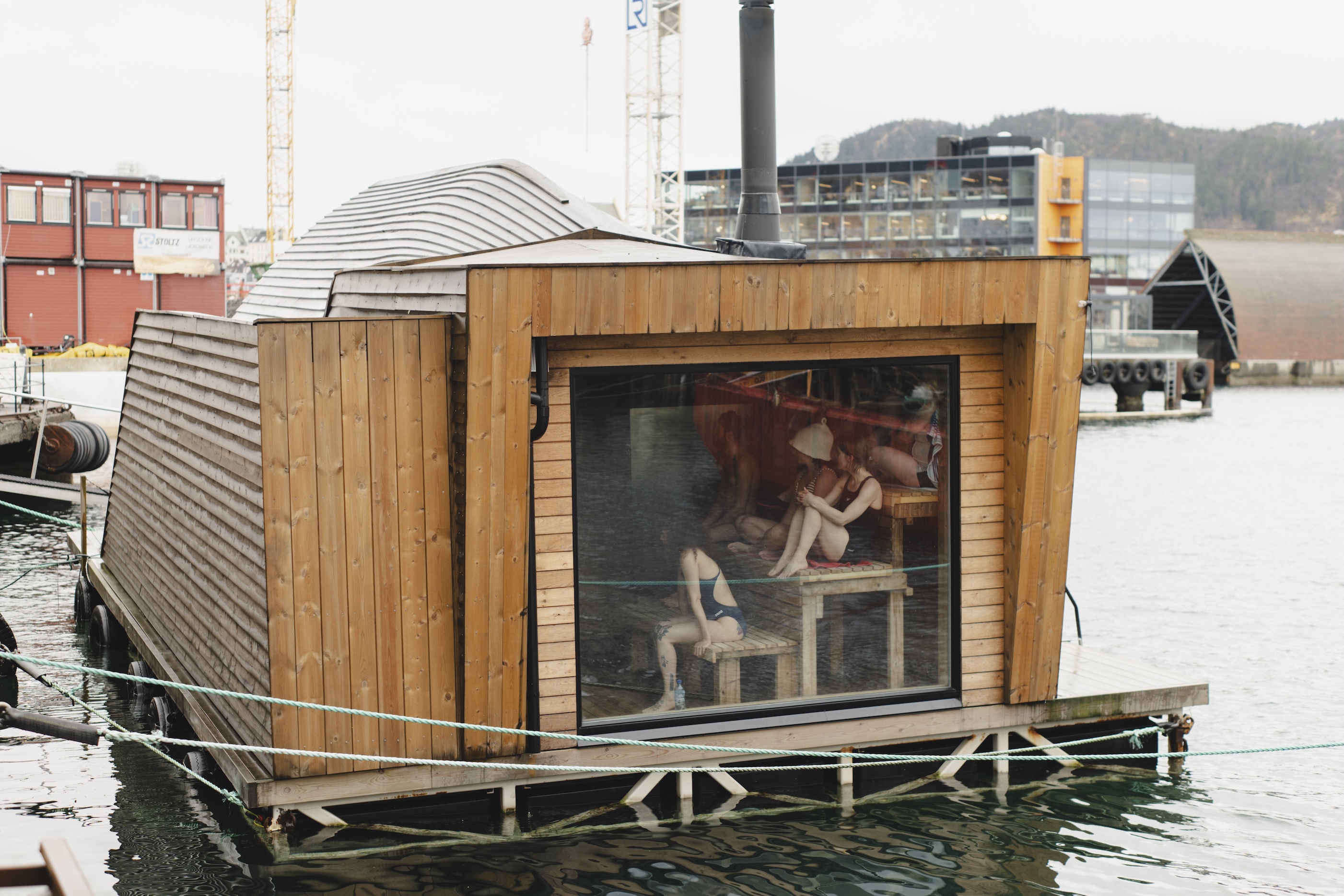 Den canadiske kunstner og hypnoterapeut Julia E. Dyck inviterede til Trance Bath i den flydende sauna Laugaren. © Thor Brødreskift