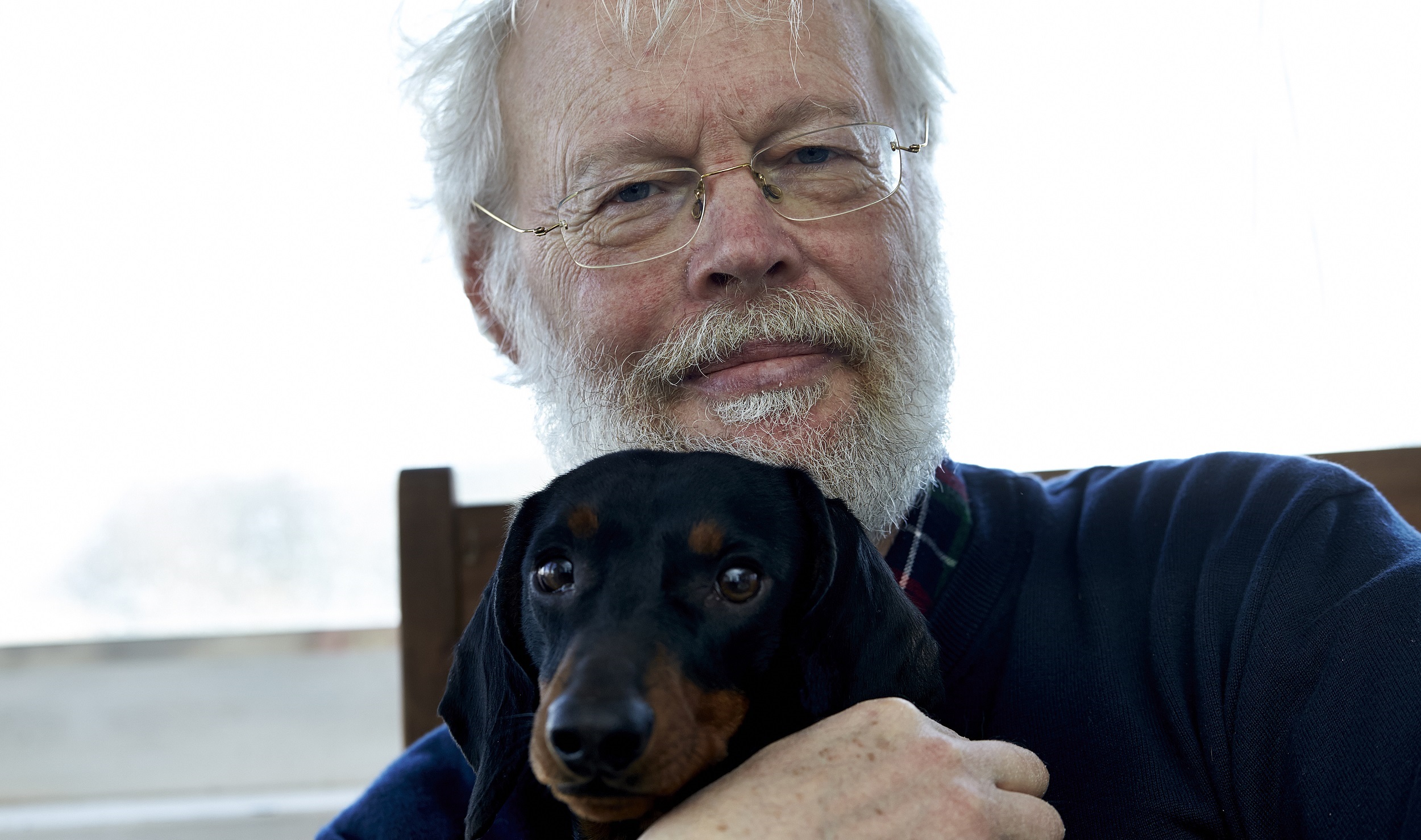 Poul Ruders med hund. © Lars Skaaning