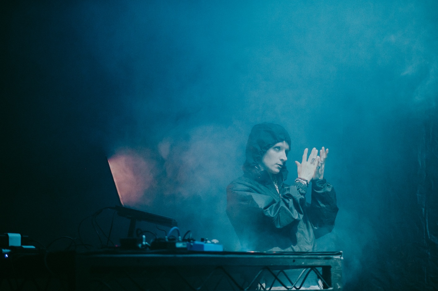 Kunstneren aya afbrød desværre sin på den bedste måde vanvittige drum’n’bass/grime/hardcore-performance alt for tidligt. © Neil Jarvie