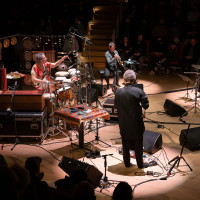 I anden halvdel af koncerten medvirkede trompetisten Arve Henriksen, cellisten Anja Lechner og Marilyn Mazur på perkussion. © Peter Adamik