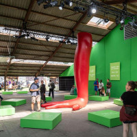 Julie Nymanns lydinstallation Fordelene ved at være ordblind på Platform på Gloria. Under festivalen optrådte et livekor af dyslektiske studerende og professionelle sangere på Platform-scenen. Med værket satte de fokus på, hvordan mennesker med dysleksi oplever verden. © Kim Matthäi Leland