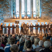 I Håkonshallen svævede Kirsten Flagstads (1895-1962) stemme atter gennem rummet – hentet frem fra gamle optagelser og omsluttet af 16 nulevende stemmer fra Edvard Grieg Vokalensemble og Valen Vokalensemble. © Helene Myksvoll