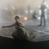 I »The Urban Tale of a Hippo« – skabt af komponist Panayiotis Kokoras, koreograf Andrius Katinas og scenograf Nanni Vapaavuori – førte ensemblet Synaesthesis os ind i en lys- og røgfyldt drømmeverden inspireret af Deleuze og Guattaris tanker om transformation og flydende tilstande.© Fabian Schellhorn