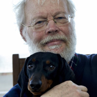 Poul Ruders med hund. © Lars Skaaning