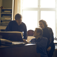 Komponisten Per Nørgård med den finsk-franske komponist Kaija Saariaho og cellisten Jakob Kullberg. © PR