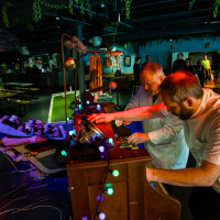 The sounds in the piece Den elektriske tannlegestolen (The electric dental chair) are felt in the body before they are heard by the ears.