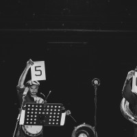 Artur Zagajewski og bandet Hańba! på teatret TR Warszawa. © Grzesiek Mart