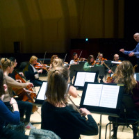 Konservatoriets strygerensemble under ledelse af den franske dirigent Jean Thorel 