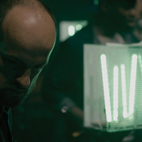 Matthew Herbert i Enrique Sánchez Lanschs »A Symphony of Noise«. © Kloos und Co. Medien