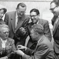 Pauline Hall og ledelsen i Ny Musikk, 1958. © Nasjonalbiblioteket