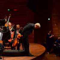 Poul Ruders bukker efter uropførelsen. © DR