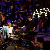 Neko3 i front for DR Symfoniorkestret ved Pulsars åbningskoncert. © Britt Lindemann