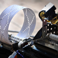 To spilledåser styres ved hjælp af hulkort i Riis' 'Steam Machine Mucsic'. 