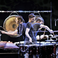 Percussionist Mathias Reumert, leder af EKKKOZONE ensemble opfører Stockhausen. Foto: Alexander Banck-Petersen / PR foto 
