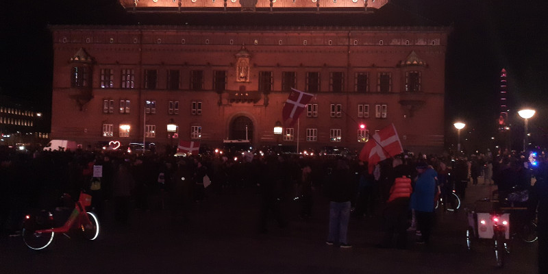 Demonstration organized by Men in Black at Copenhagen City Hall Square, March 2021. © FunkMonk / Wikimedia Commons (CC BY-SA 4.0).