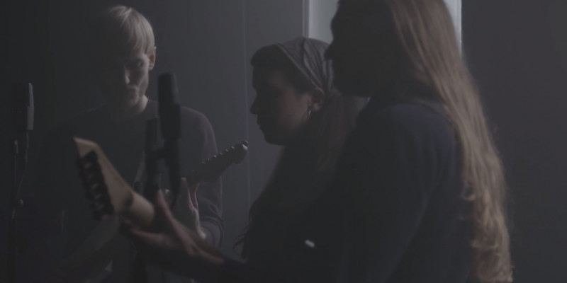 Astrid Sonne omgivet af Tobias Kropp og Marie Louise Buch. © Alice