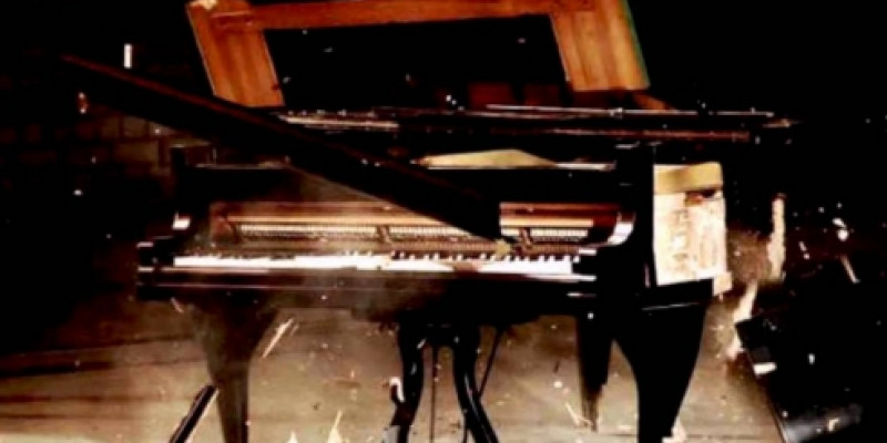 Stillbillede fra Simon Steen-Andersens ‘Piano Concerto’. Stillbillede fra Simon Steen-Andersens ‘Piano Concerto’.