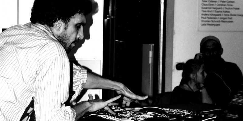 Foto: Andreo Michaelo Mielczarek - Tarek Atoui under sin performance i Aarhus Kunstbygning 6.11.12