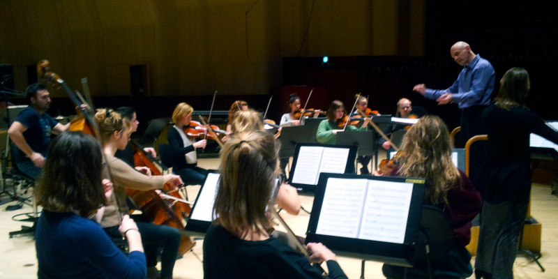 Konservatoriets strygerensemble under ledelse af den franske dirigent Jean Thorel 