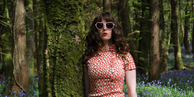 Jennifer Walshe i en skov i Knockvicar, Irland. © ‘Blackie Bouffant’ Jennifer Walshe. © ‘Blackie Bouffant’