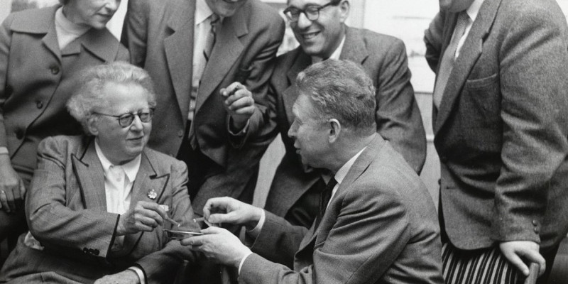 Pauline Hall (forrest) sammen med ledelsen i Ny Musikk, 1958. © Nasjonalbiblioteket Pauline Hall og ledelsen i Ny Musikk, 1958. © Nasjonalbiblioteket