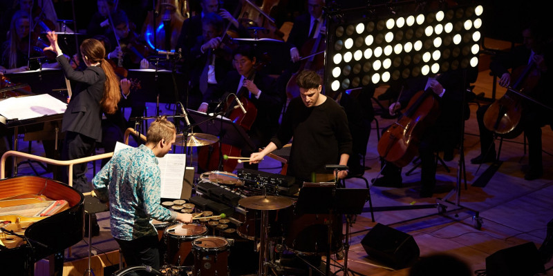Neko3 in front of the Danish National Symphony Orchestra at Pulsar Festival 2020. © Britt Lindemann