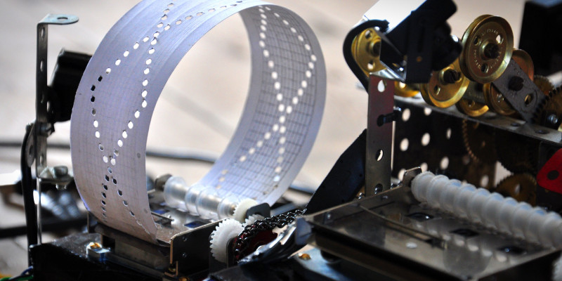 To spilledåser styres ved hjælp af hulkort i Riis' 'Steam Machine Mucsic'. 