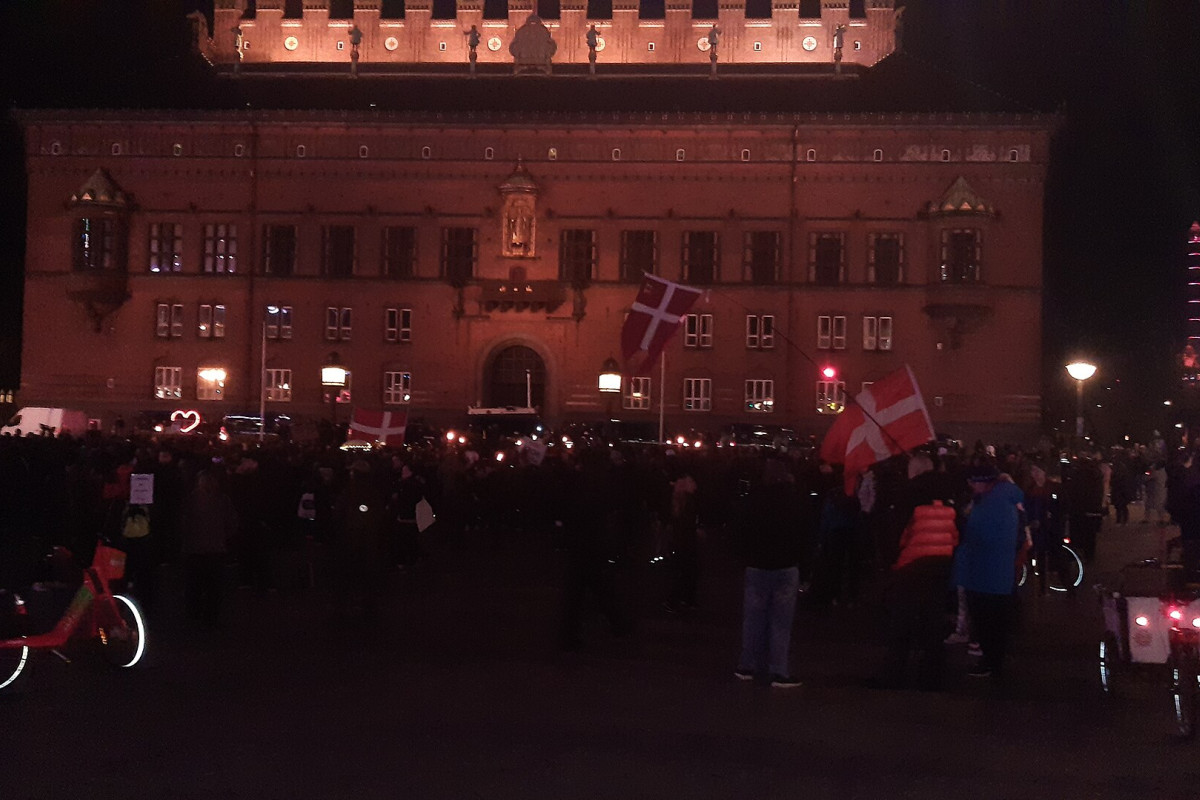 Demonstration organized by Men in Black at Copenhagen City Hall Square, March 2021. © FunkMonk / Wikimedia Commons (CC BY-SA 4.0).