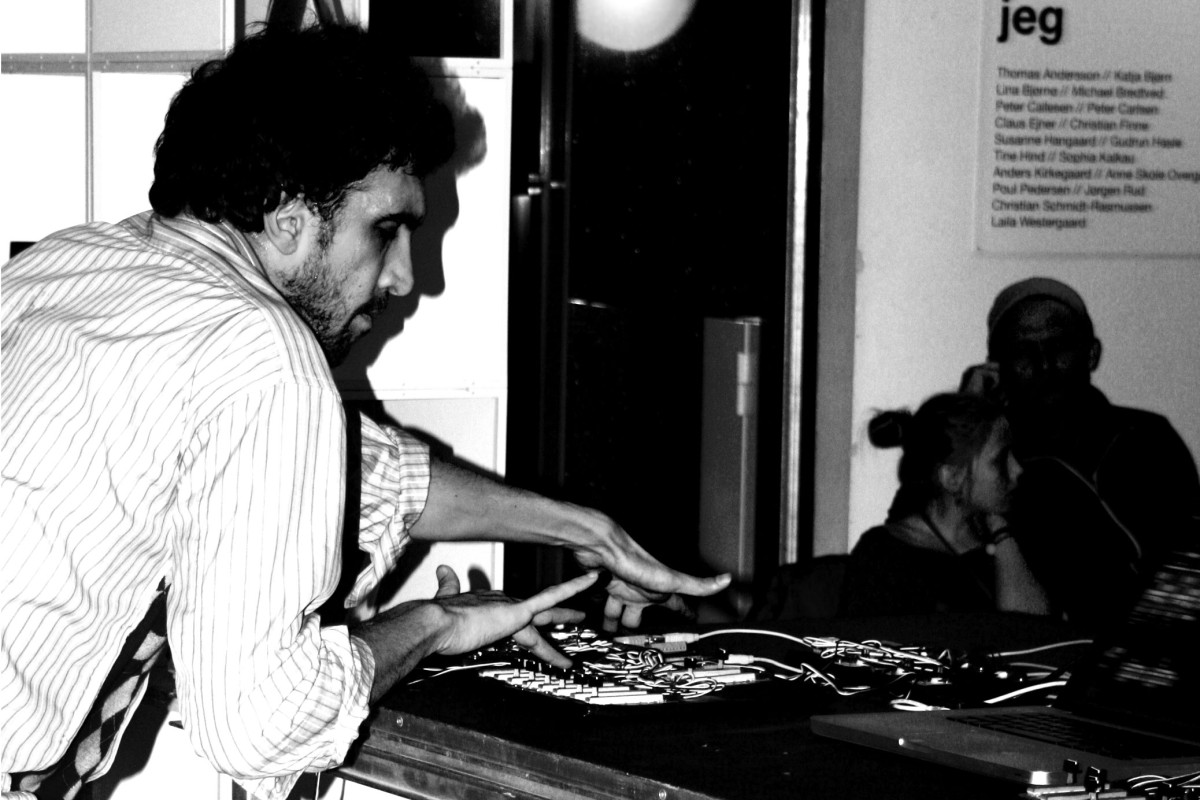 Foto: Andreo Michaelo Mielczarek - Tarek Atoui under sin performance i Aarhus Kunstbygning 6.11.12