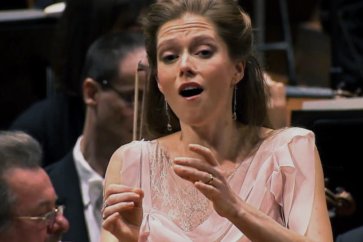 Skærmbillede af Barbara Hannigan fra Berliner Filharmonikernes uropførelse af »Let Me Tell You«. © Berliner Filharmonikerne