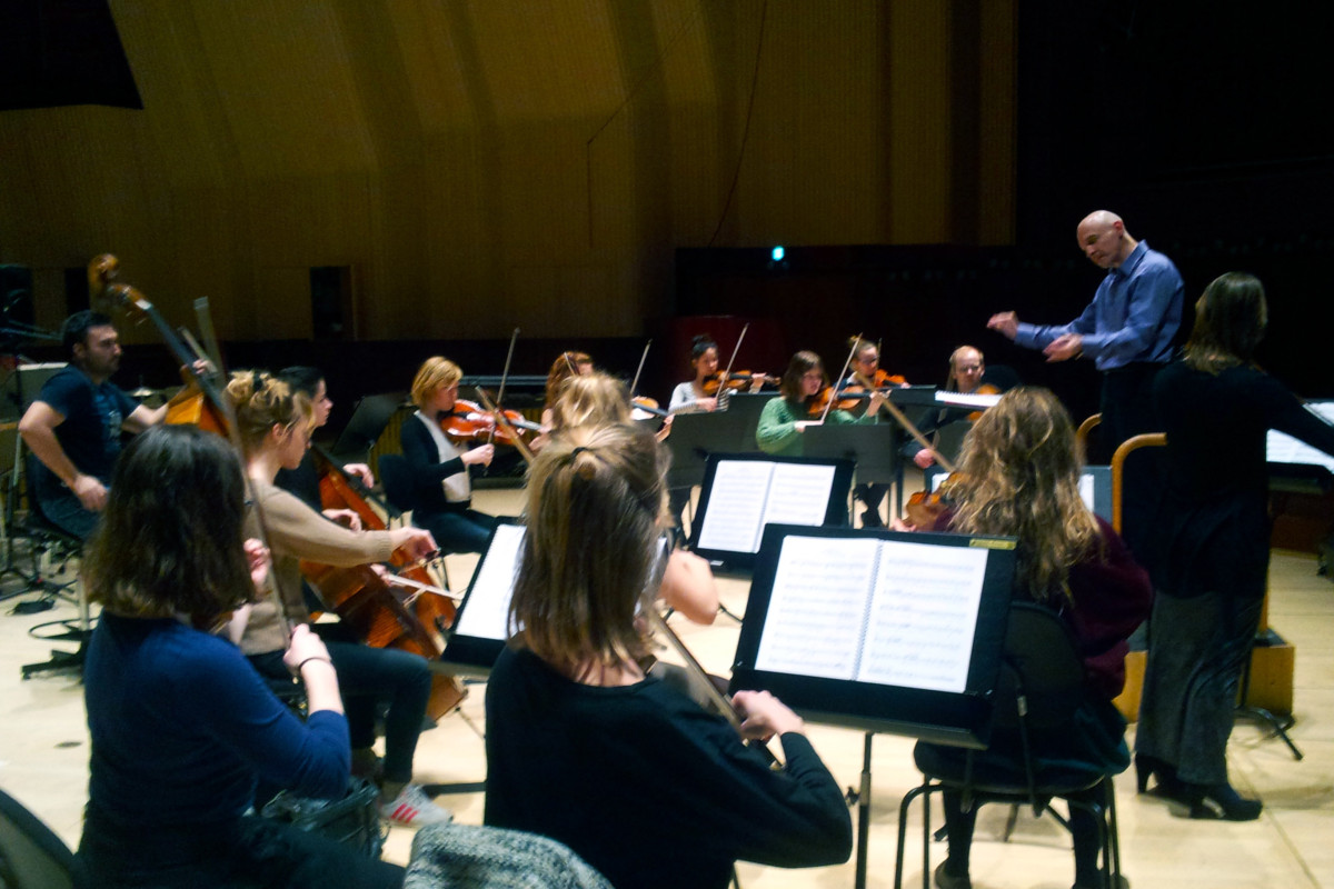 Konservatoriets strygerensemble under ledelse af den franske dirigent Jean Thorel 