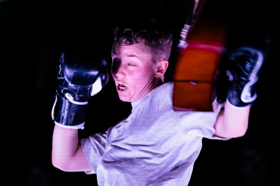 Maxe Lu Alicia bokser med en akustisk guitar. © Malthe Folke Ivarsson Maxe Lu Alicia. © Malthe Folke Ivarsson