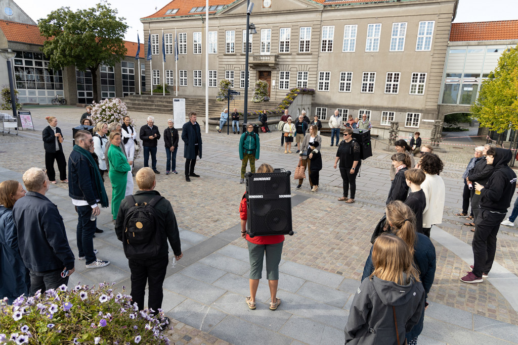 Anders Lauge Meldgaards performance »Rejse som lys der bliver ved« med tekst af forfatteren Amalie Smith. © Mikkel Kaldal