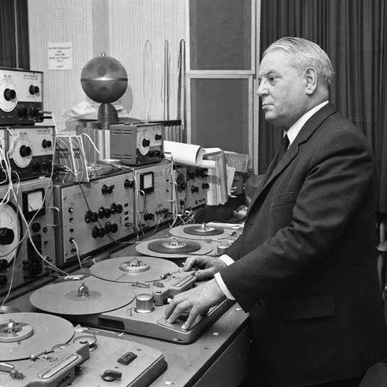 Pierre Schaeffer i sit studie. © PR