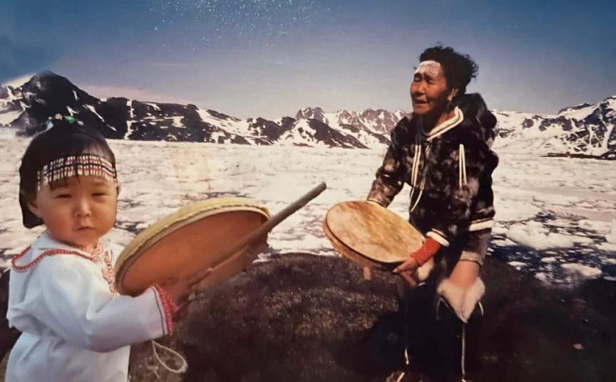 Anna Kûitse Thastum and her grandddaughter playing the Inuit frame drum qilaat. Photographer unknow