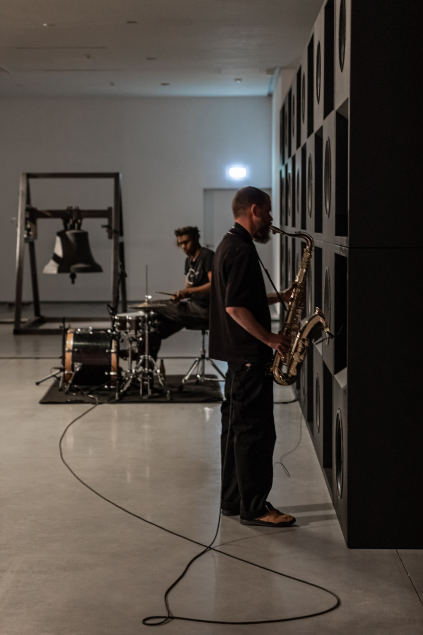 Den britiske saxofonist Colin Webster og den amerikanske percussionist Marshall Trammells koncert i Konrad Smoleńskis Venedig Biennale-installation »Everything Was Forever Until It Was No More«. © Alicia Rzepa